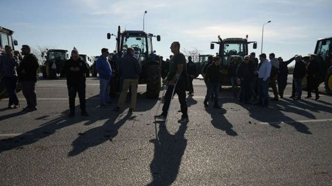 Yunanistan’da çiftçiler isyanda! Yüz binlerce koyun ve keçi itlaf edildi - Resim : 1