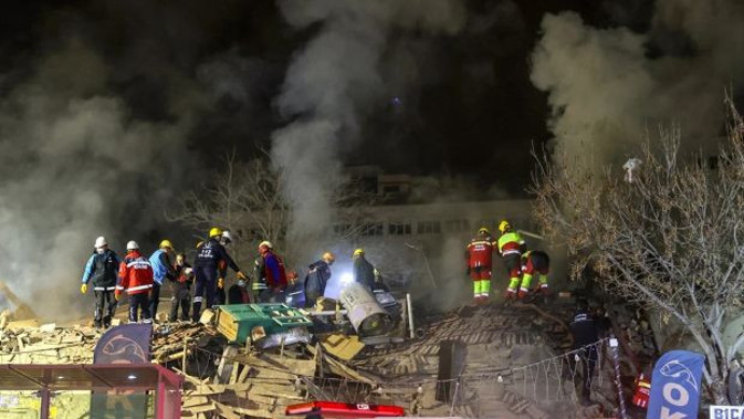 Konya'da 4 katlı bina çöktü - Resim : 3