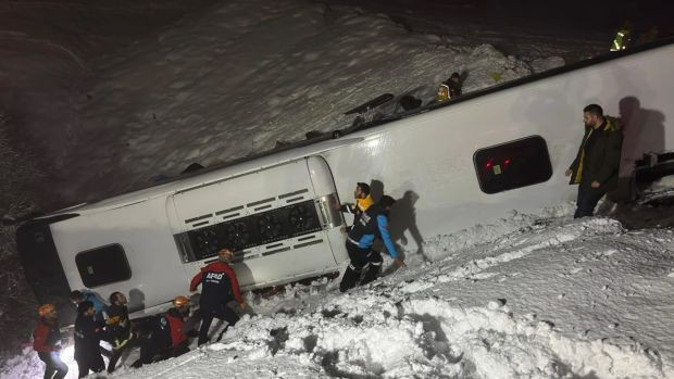 Bingöl'de yolcu otobüsü devrildi: 4 kişi hayatını kaybetti - Resim : 4