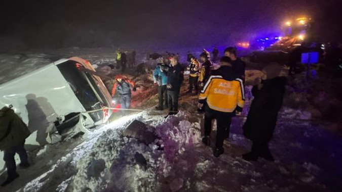 Bingöl'de yolcu otobüsü devrildi: 4 kişi hayatını kaybetti - Resim : 2