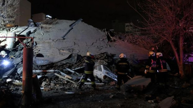 Konya'da 4 katlı bina çöktü - Resim : 1