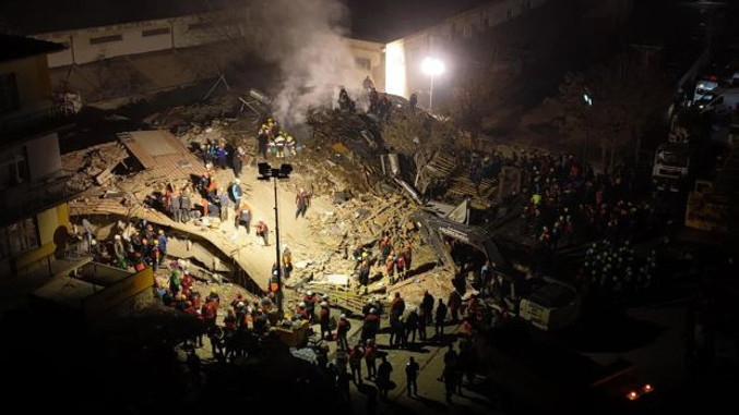 Konya'da 4 katlı bina çöktü - Resim : 2