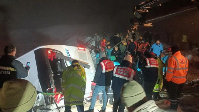 Bingöl'de yolcu otobüsü devrildi: 4 kişi hayatını kaybetti - Resim : 1