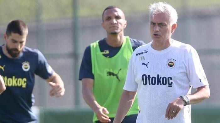 Fenerbahçe'de Mourinho 9 ismin biletini kesti: Süper yıldız olarak gelmişti! - Resim: 4
