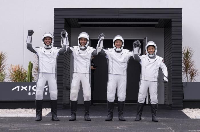 Uzaydaki ilk Türk astronot Alper Gezeravcı! Yanında bu 5 şeyi götürmüş - Resim: 1