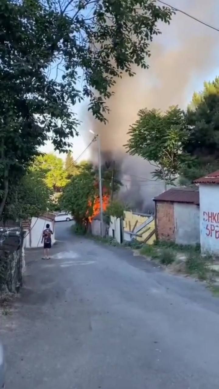 Sultangazi’de gecekonduda çıkan yangın itfaiye tarafından söndürüldü - Resim: 2