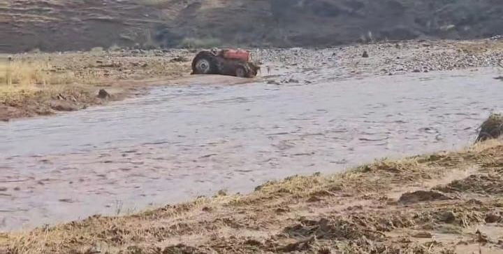 Gaziantep'te sağanak; dere taştı, traktör sürüklendi - Resim: 1