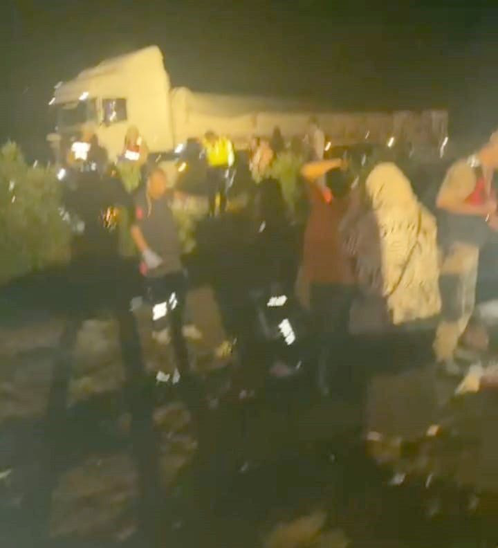 Gaziantep'te tur midibüsü refüje çarptı: 20 yaralı - Resim: 1