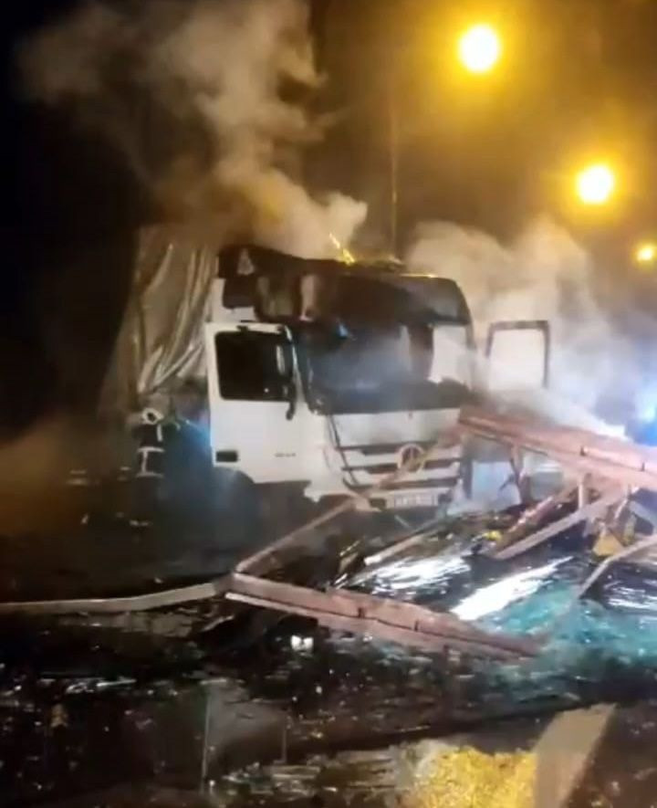 Gaziantep'te bariyerlere çarpıp yanan TIR'ın şoförü yaralandı - Resim: 3