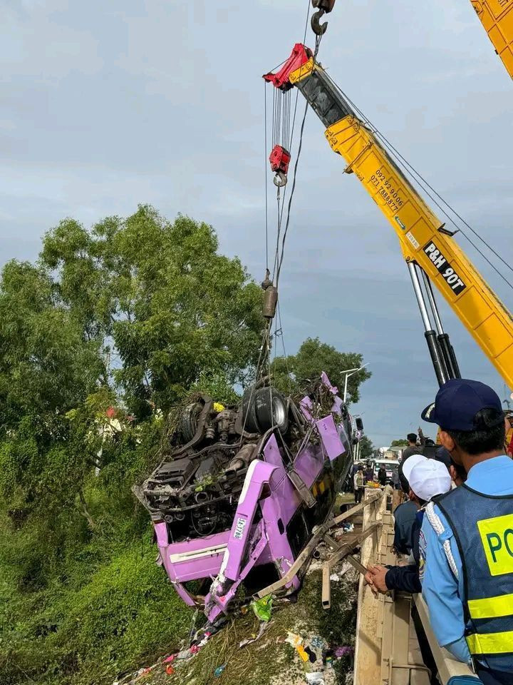Kamboçya'da otobüs kazası: 13 ölü, 24 yaralı - Resim: 1