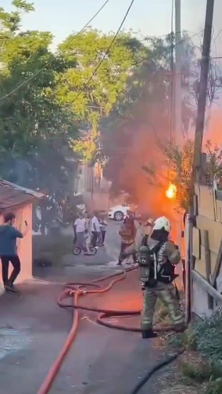 Sultangazi’de gecekonduda çıkan yangın itfaiye tarafından söndürüldü - Resim: 4