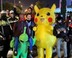 Eylemci Pikachu polisle beraber poz verdi