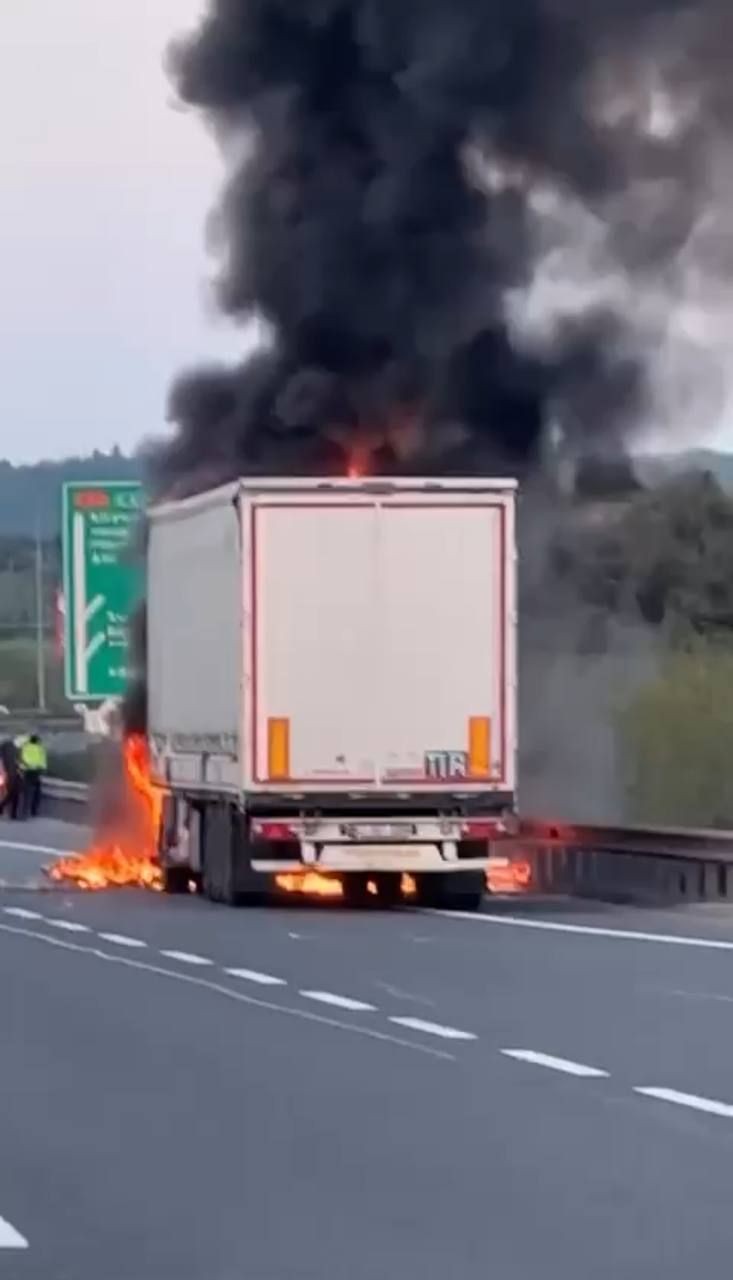 Kuzey Marmara Otoyolu'nda TIR alev alev yandı - Resim: 1