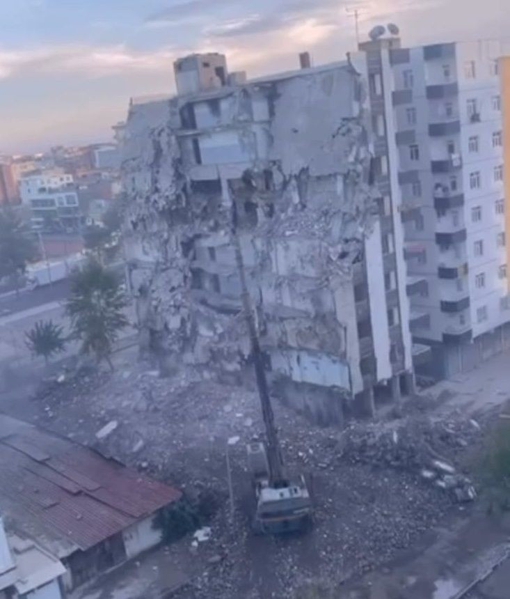 Diyarbakır’da ağır hasarlı 8 katlı bina, yıkım sırasında çöktü - Resim: 4