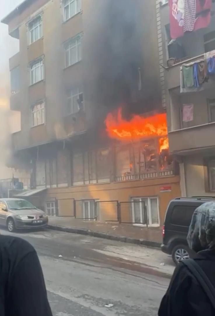 Sultangazi’de kırtasiyede başlayan yangın üst katlara sıçradı - Resim: 4