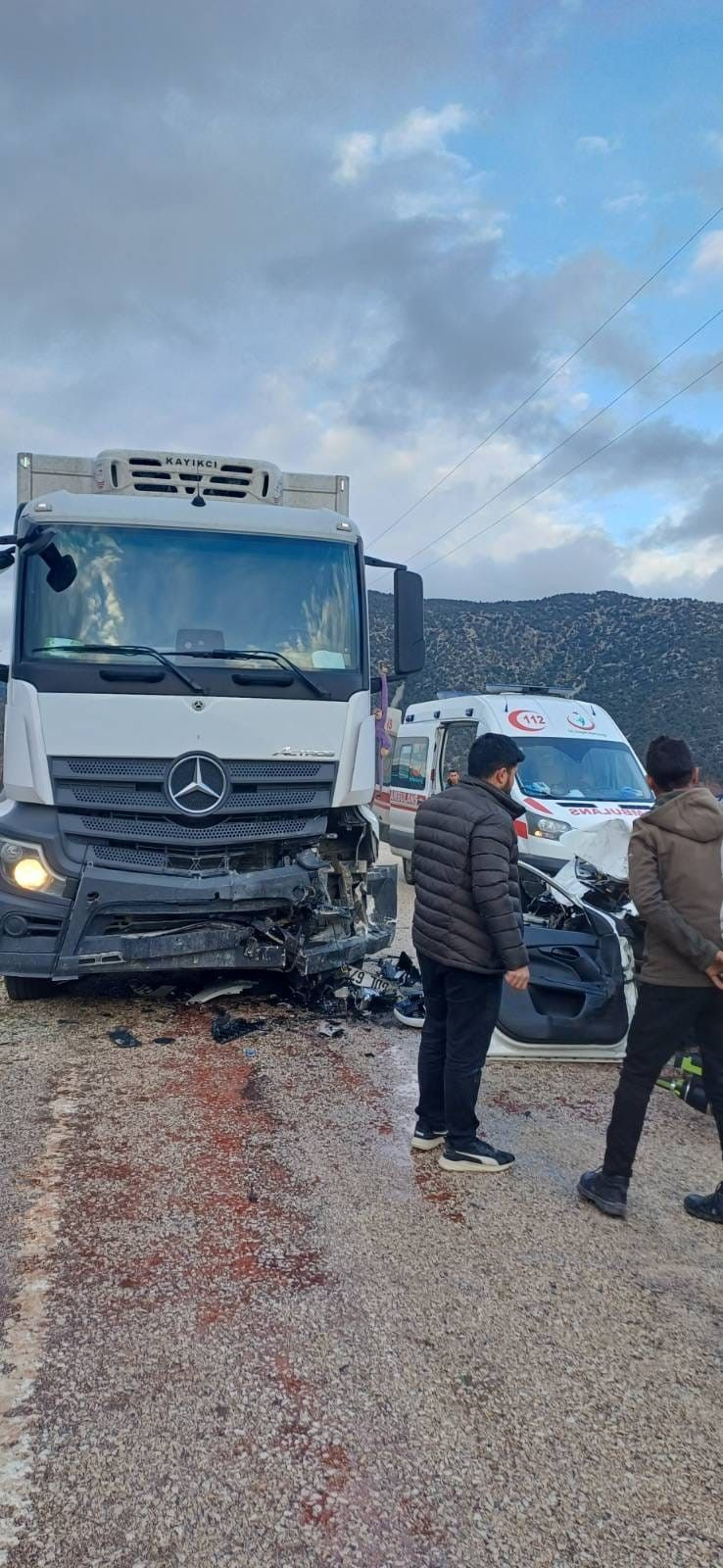 Otomobil park halindeki kamyona çarptı: 2 ölü, 1 yaralı - Resim: 1