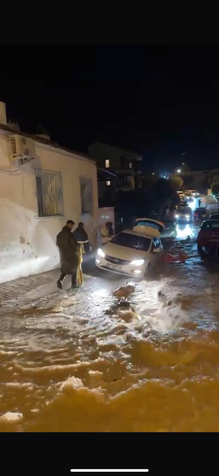 Çeşme’de sağanak, hayatı olumuz etkiledi - Resim: 1
