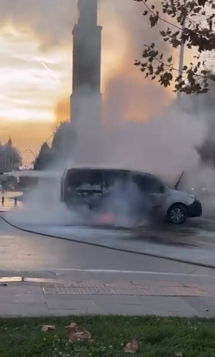 Sultangazi'de yanan hafif ticari araç kullanılamaz hale geldi - Resim: 2