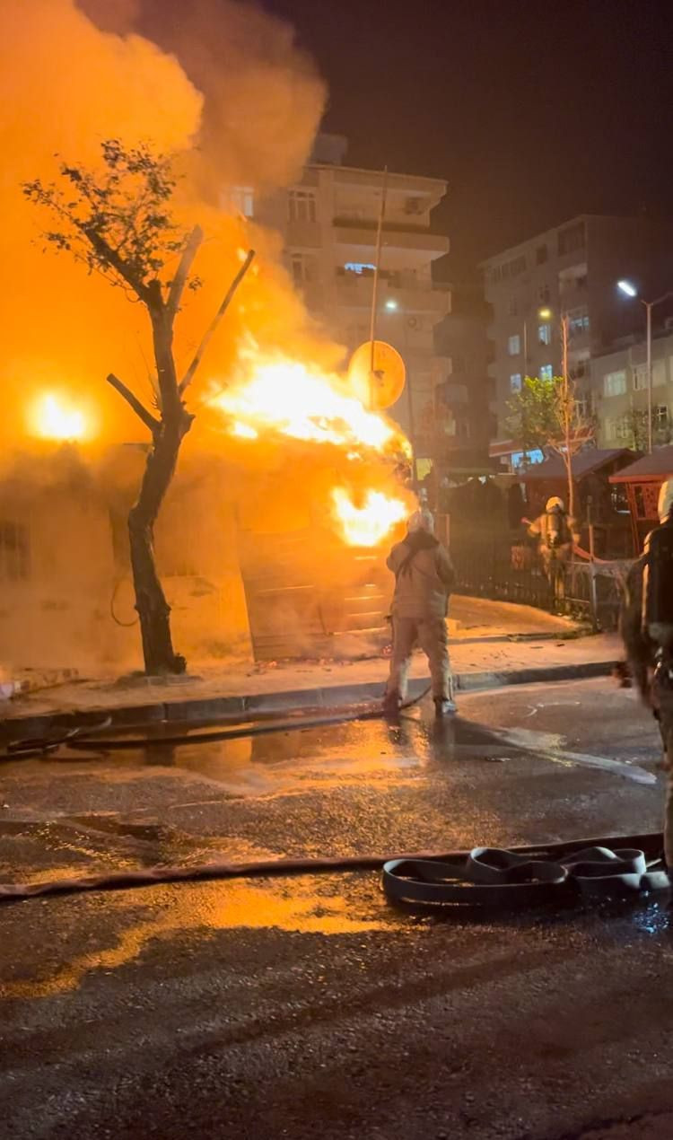 Bağcılar'da gecekondu yangını: Anne ve 4 çocuğu dumandan etkilendi - Resim: 2