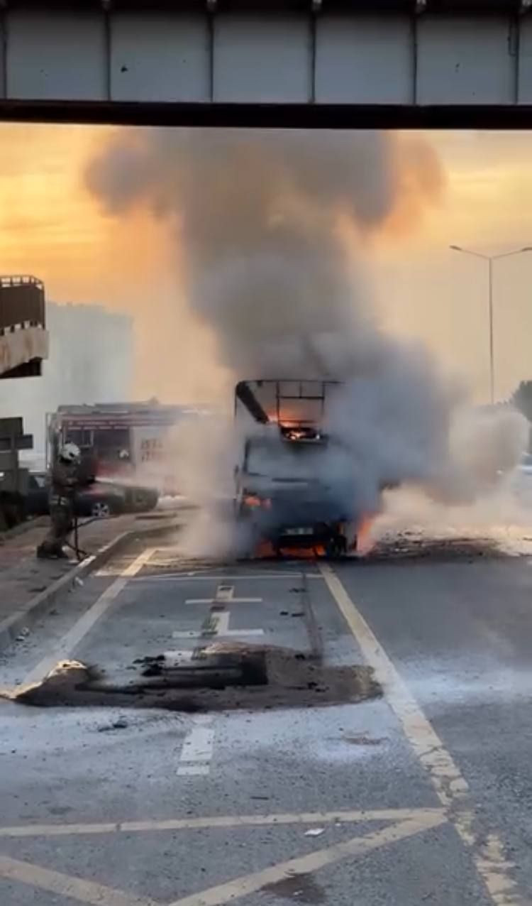 Büyükçekmece'de alev alev yanan kamyonet metal yığınına döndü - Resim: 4