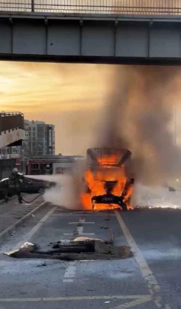 Büyükçekmece'de alev alev yanan kamyonet metal yığınına döndü - Resim: 2