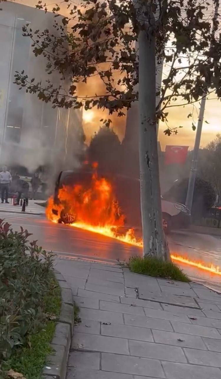 Sultangazi'de yanan hafif ticari araç kullanılamaz hale geldi - Resim: 4