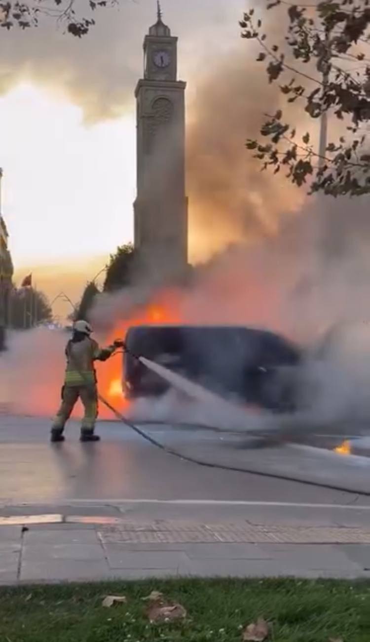 Sultangazi'de yanan hafif ticari araç kullanılamaz hale geldi - Resim: 3