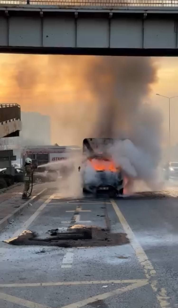 Büyükçekmece'de alev alev yanan kamyonet metal yığınına döndü - Resim: 1