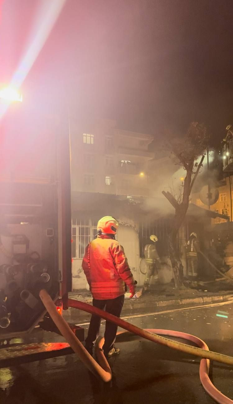 Bağcılar'da gecekondu yangını: Anne ve 4 çocuğu dumandan etkilendi - Resim: 1