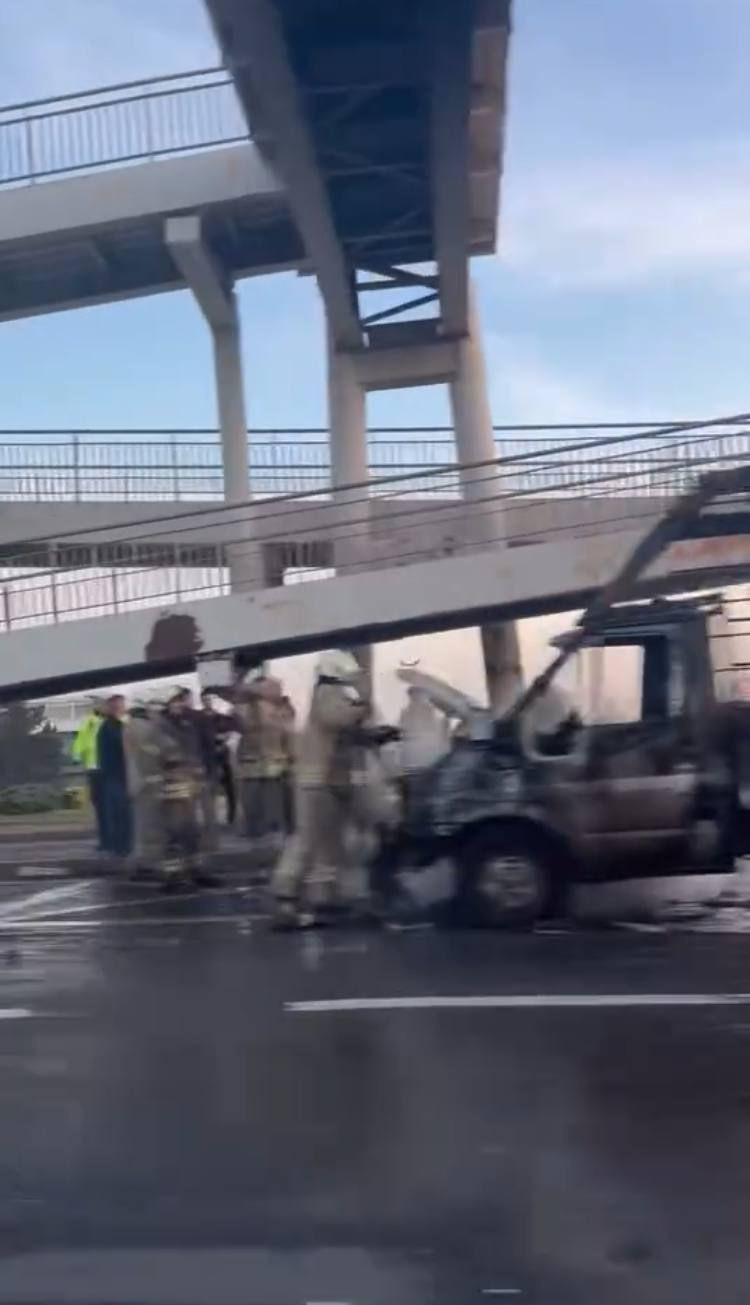 Büyükçekmece'de alev alev yanan kamyonet metal yığınına döndü - Resim: 3