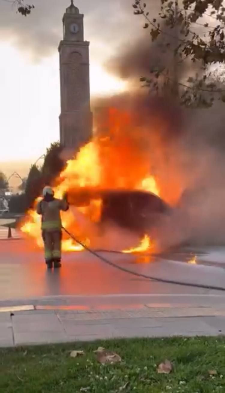 Sultangazi'de yanan hafif ticari araç kullanılamaz hale geldi - Resim: 1