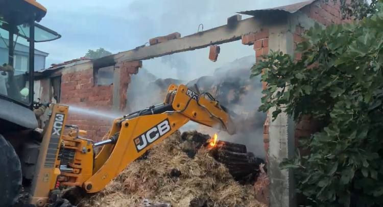 Çatalca’da ahırda yangın çıktı: 4 büyükbaş hayvan telef oldu - Resim: 4