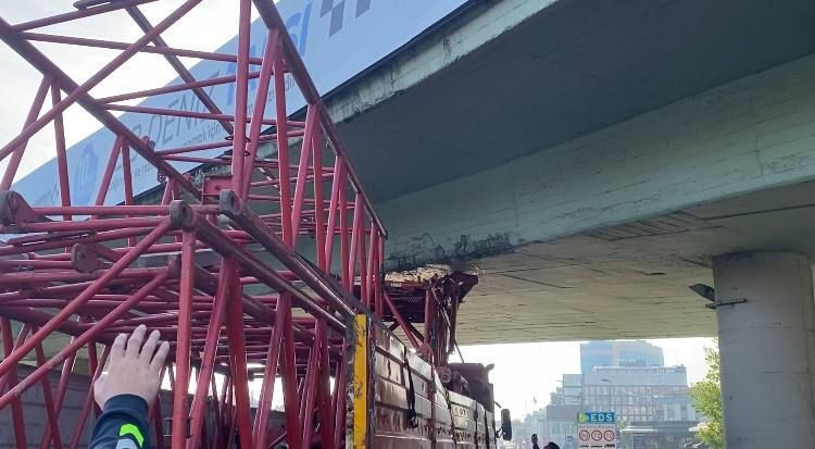 Bakırköy'de vinç parçası yüklü TIR köprüye sıkıştı - Resim: 1