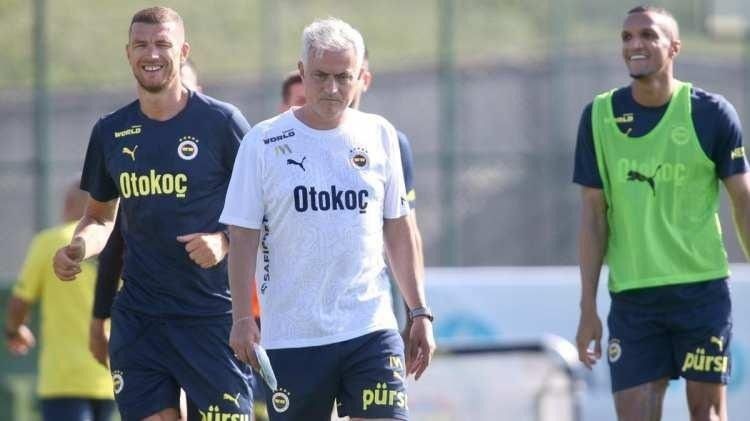 Fenerbahçe'de Mourinho 9 ismin biletini kesti: Süper yıldız olarak gelmişti! - Resim: 1