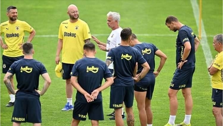 Fenerbahçe'de Mourinho 9 ismin biletini kesti: Süper yıldız olarak gelmişti! - Resim: 3