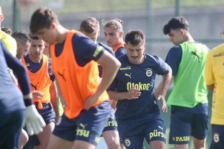 Fenerbahçe'de Mourinho 9 ismin biletini kesti: Süper yıldız olarak gelmişti! - Resim: 2