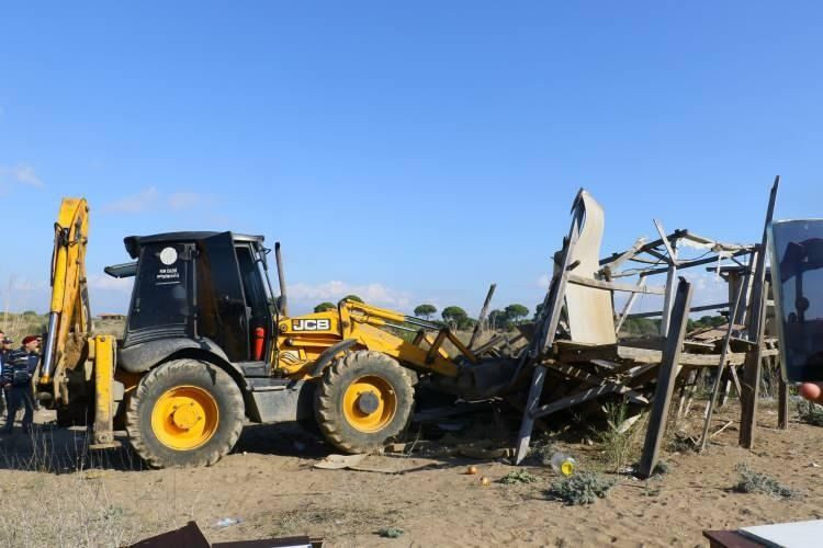 Bedava tatil bitti: Kumköy sahilindeki çardaklar yıkıldı! - Resim: 3