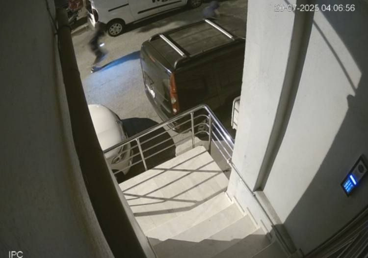 Sultangazi'de park halindeki otomobile silahlı saldırı kamerada - Fotoğraf: 5