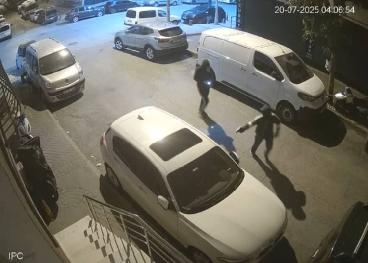 Sultangazi'de park halindeki otomobile silahlı saldırı kamerada - Fotoğraf: 3