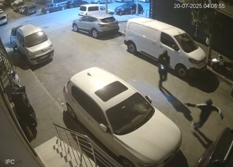 Sultangazi'de park halindeki otomobile silahlı saldırı kamerada - Fotoğraf: 2
