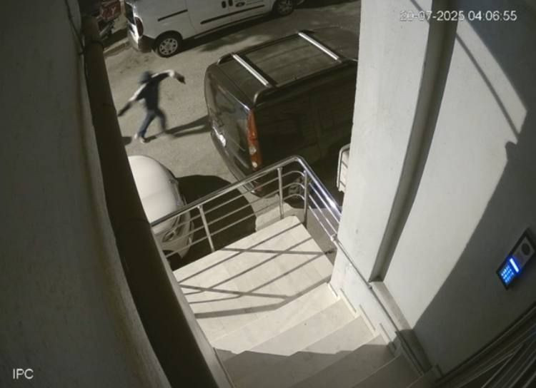 Sultangazi'de park halindeki otomobile silahlı saldırı kamerada - Resim: 4