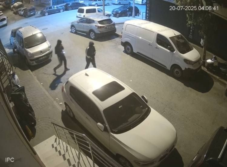 Sultangazi'de park halindeki otomobile silahlı saldırı kamerada - Resim: 1