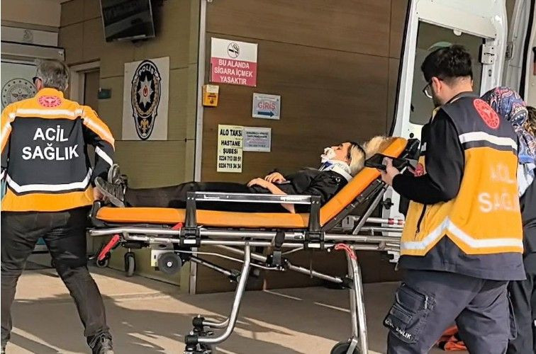 Motosikletin çarptığı yaya yaralandı; kaza kamerada - Resim: 2