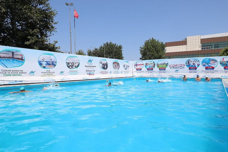 Sultangazi’de çocuklara yüzme eğitimi veriliyor - Resim: 3