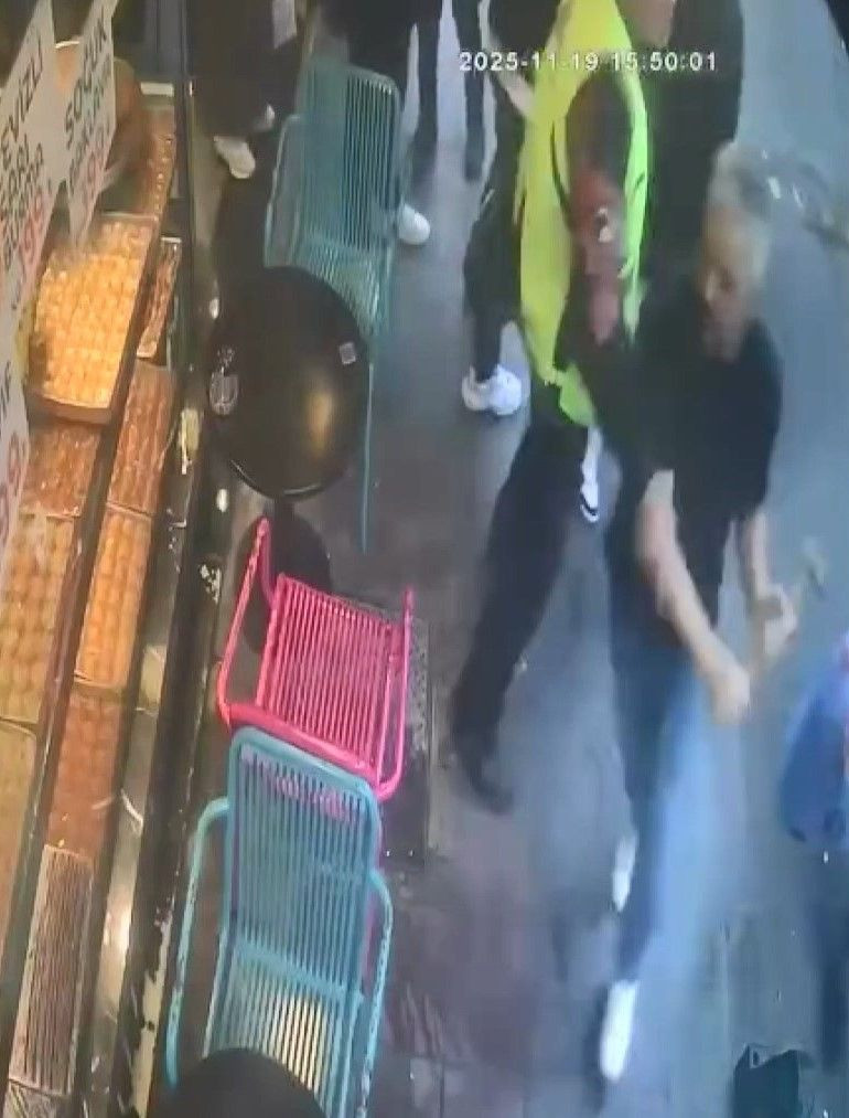 Bayrampaşa'da iş yerinin önünde yapılan temizlikten rahatsız oldu; çekiçle saldırdı - Resim: 1