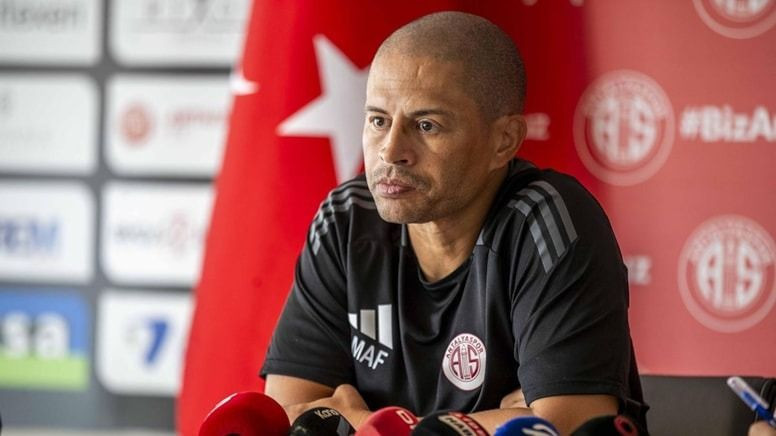 Antalyaspor Fenerbahçe'nin efsanesini getiriyor: Alex'in kalemini kırmışlardı! - Resim: 2