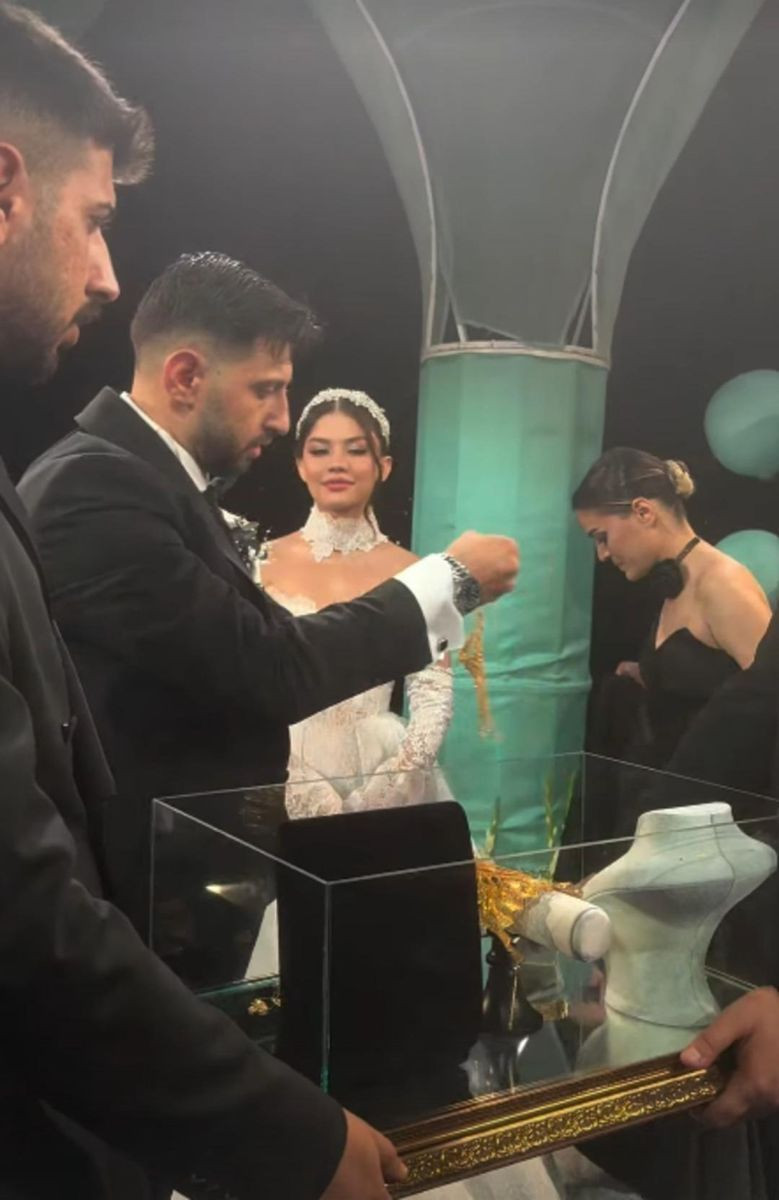 Altınlar cam kutuda geldi, sahneye Alişan çıktı! Burak Bulut ve Eda Sakız’ın düğünü olay oldu - Resim: 3