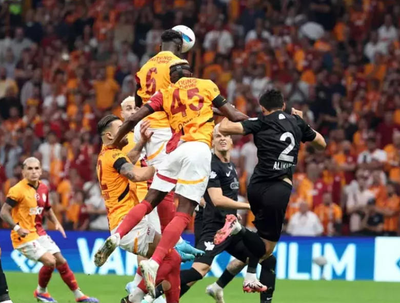 Galatasaray maçında tartışma yaratan pozisyon - Resim: 2