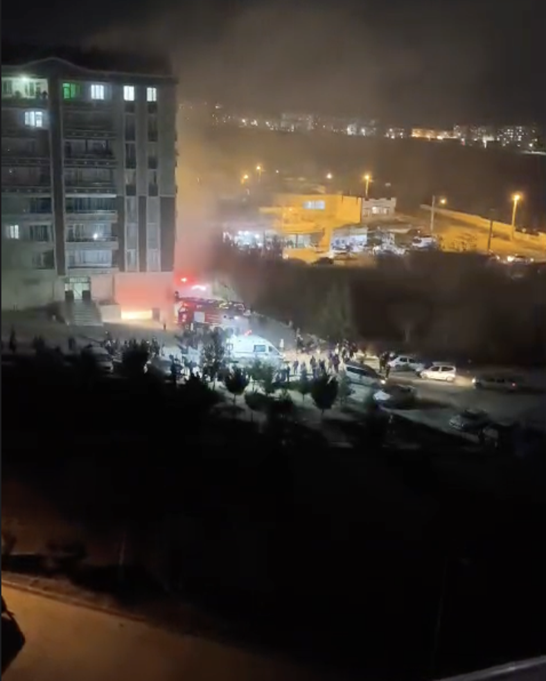 Diyarbakır’da marangoz atölyesinde yangın: 4 kişi dumandan etkilendi - Resim: 2