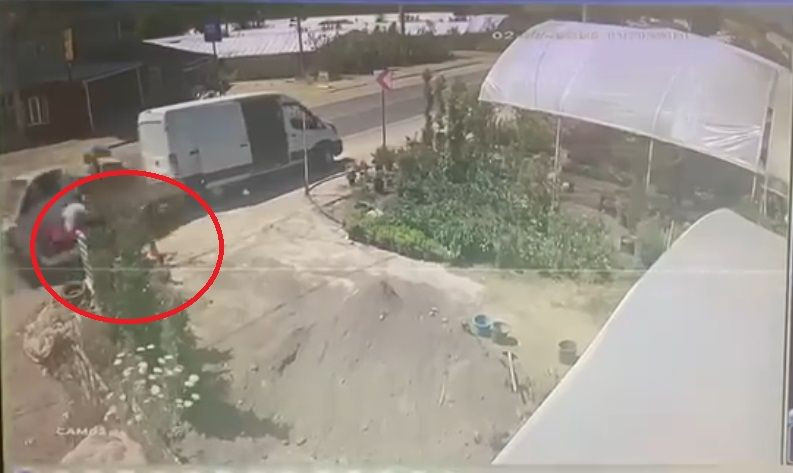 Yalova'da 4 aracın karıştığı kaza kamerada: Yol kenarındaki işçi ölümden döndü - Resim: 1